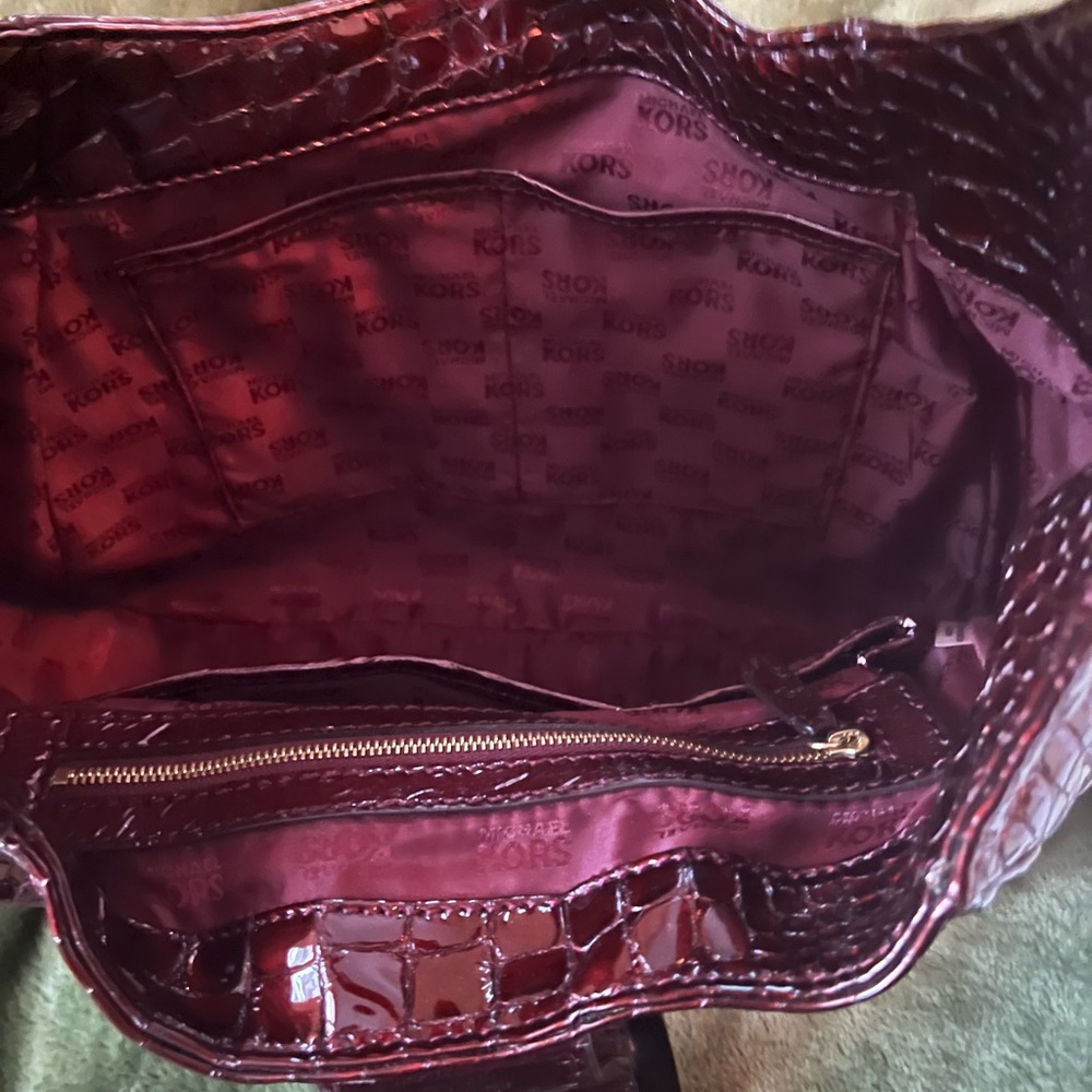 Croc-Embossed Burgundy Handbag - Picture 6 of 8